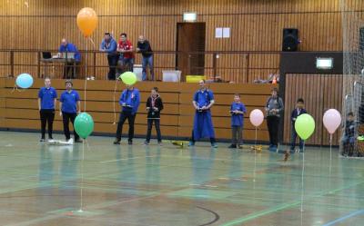 Die Jugend beim Ballonstechen