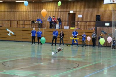 Die Jugend beim Ballonstechen