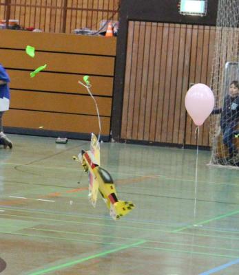 Die Jugend beim Ballonstechen